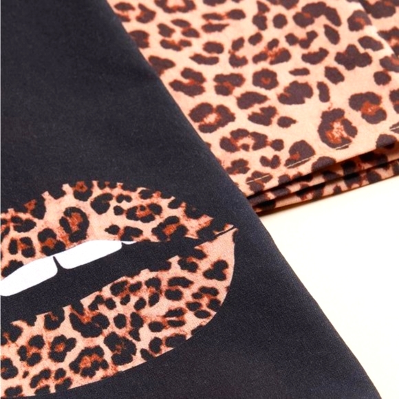 ❤️NWT TORRID KITCHEN TEA DISH TOWEL DUO, LIPS LEOPARD DECORATION DECOR - Picture 2 of 7